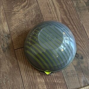 The Pampered Chef salad cutting bowl set